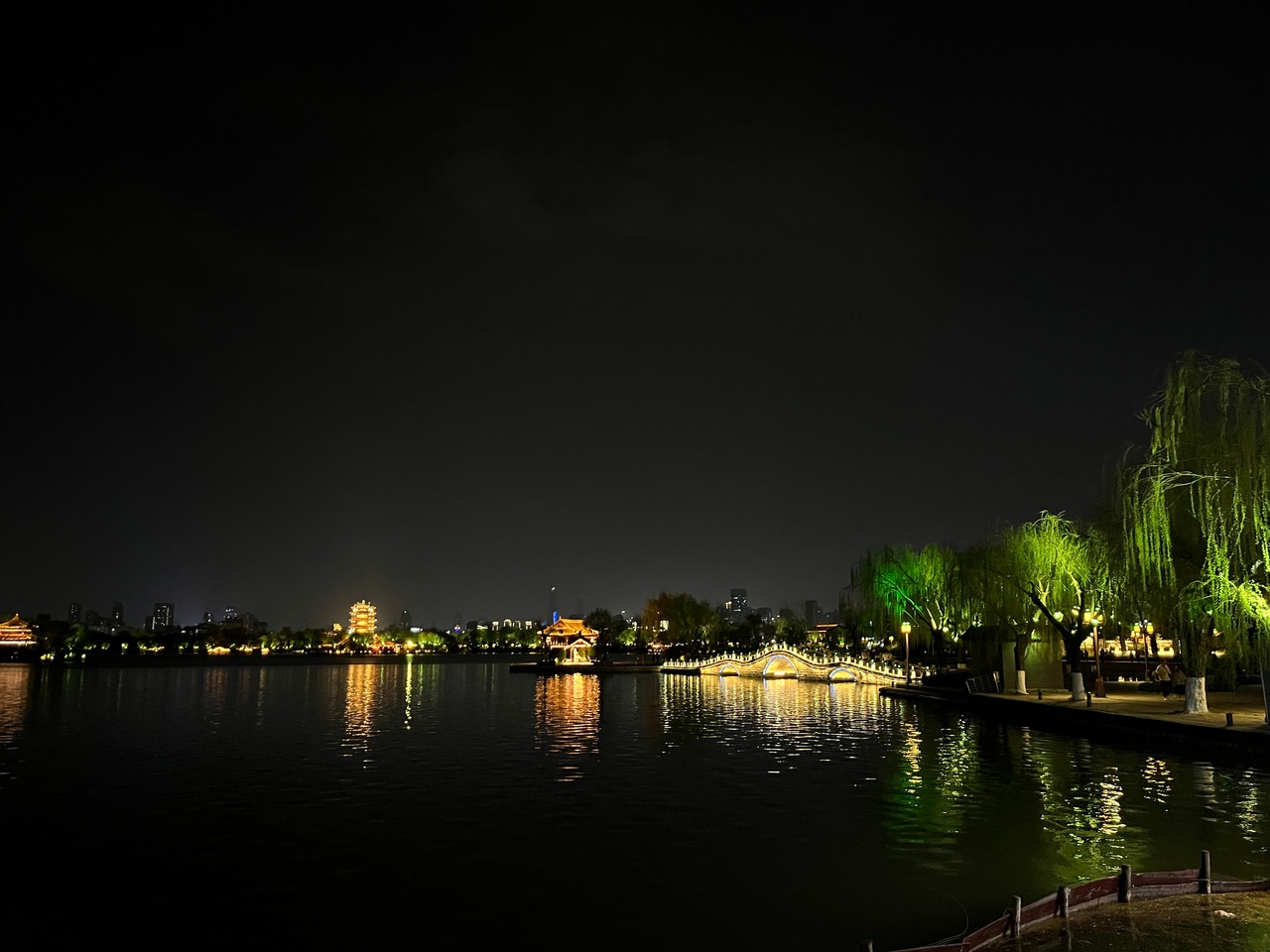 大明湖夜景1